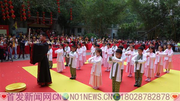 3孔圣堂少儿儒学班学童于现场背诵经典.jpg